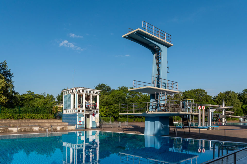 Sprungturm im Sommerbad