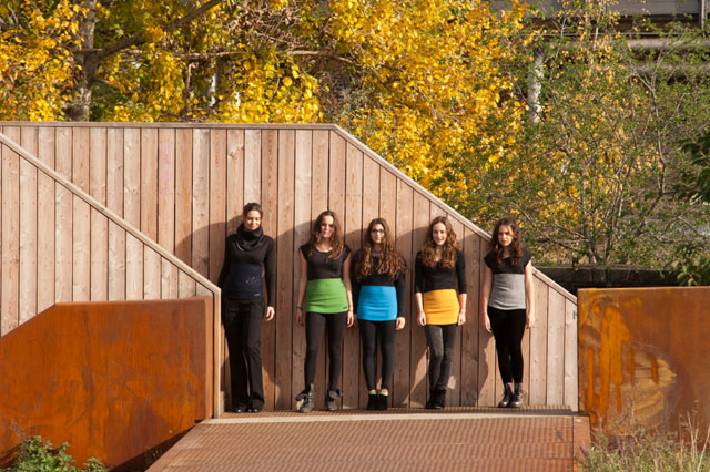 GIORGIO Wolle, nachtblau mit Pailletten, ADÈLE Hose, CELINE apfelgrün, türkis, safran, grau