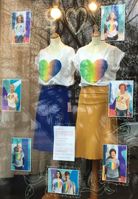 annAmare Schaufenster mit Herz-Shirts